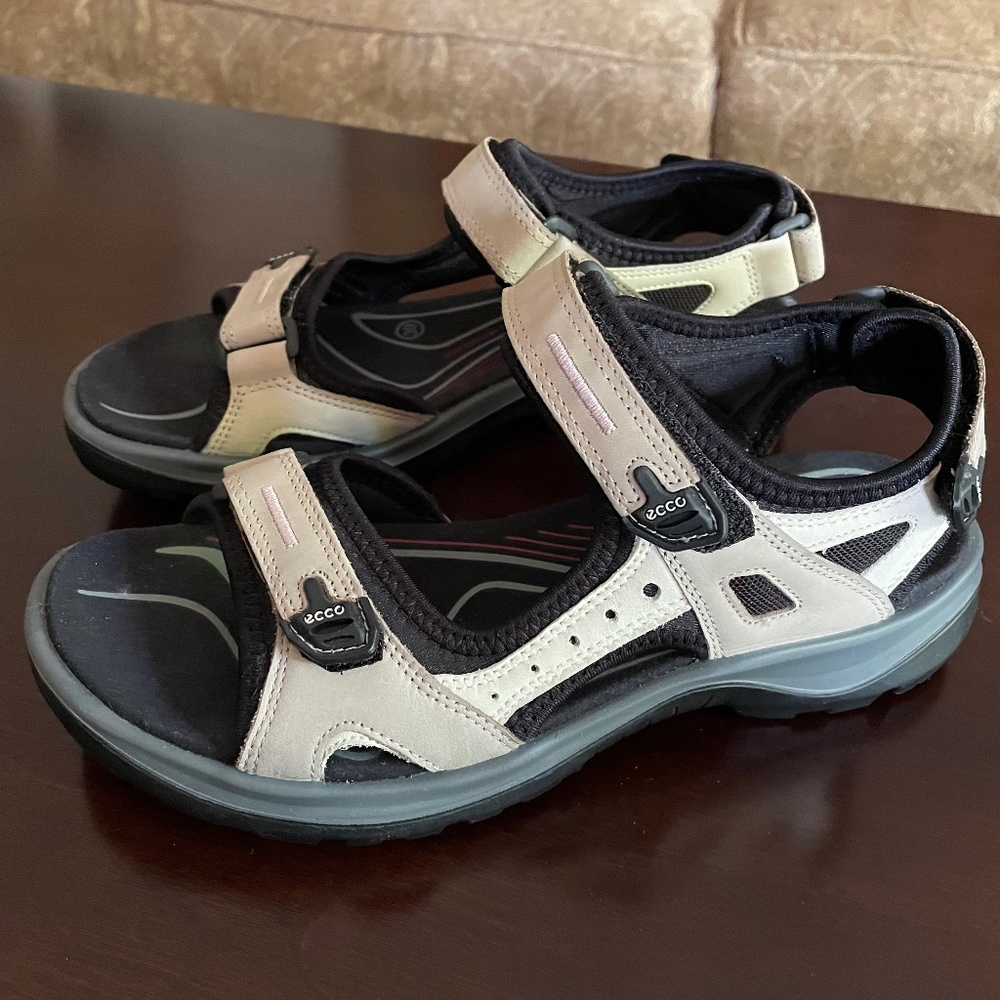ECCO / Women's Yucatan Sandal - Size 8